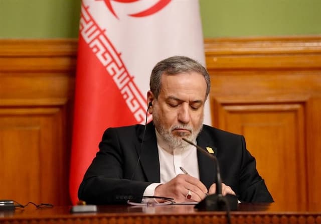 کنایه عراقچی به رئیس دولت تروریست آمریکا درباره تنگه هرمز