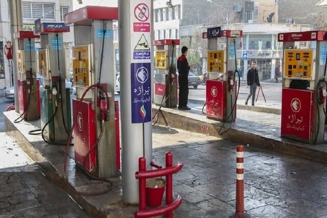 معاون وزیر نفت اعلام کرد کارت جایگاه‌ها محدود نمی‌شود/تغییر قیمت بنزین فقط برای نرخ سوم