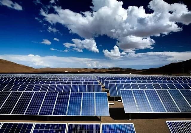 آغاز عملیات اجرایی ۷ نیروگاه خورشیدی در فارس