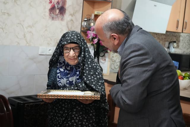 از سرکشی به خانواده معظم شهدا تا بوسه بر چادر مادر شهید