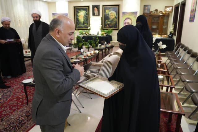 مدیرعامل بیمه دی در منزل شهید دکتر لاریجانی؛ شهید لاریجانی همواره علم و تخصص را در کنار ایمان و ولایت‌مداری، از شروط مسئولیت می دانست