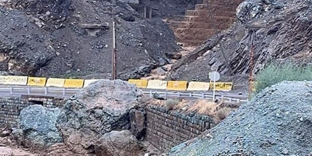 سقوط سنگ روی یک خودرو/ کندوان یکطرفه است | انرژی نویس