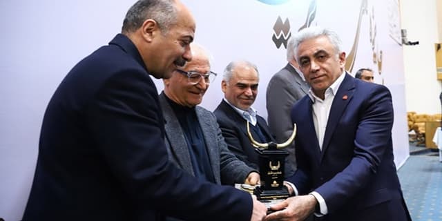 تندیس زرین جایزه ملی مدیریت مالی ایران به بانک ملت اهدا شد | انرژی نویس