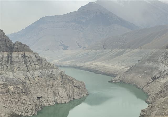 حدود یک سوم مخازن سدهای ایران خالی است