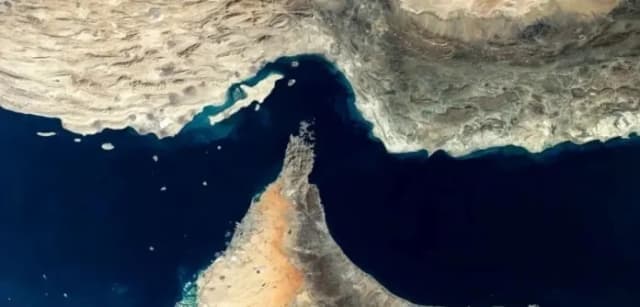 تداوم ابهام درباره بازگشایی تنگه هرمز؛ نفت گران شد