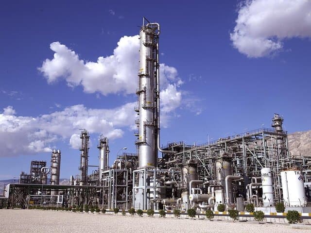 عدم پرداخت مطالبات اوره حمایتی، پتروشیمیها را با چالش مواجه میکند