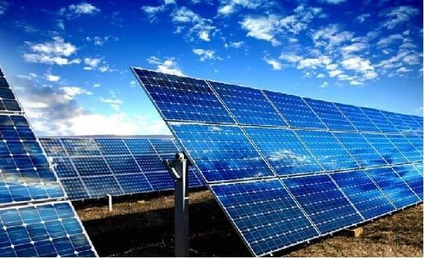 رشد انرژی خورشیدی و ذخیرهسازهای باتری، شبکه برق تگزاس را در تابستان ۲۰۲۶ پایدارتر کرد