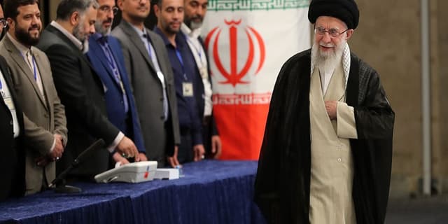 رهبر انقلاب رای خود را به صندوق ۱۱۰ انداختند | انرژی نویس