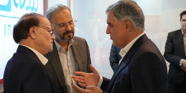 بازدید مدیران ارشد اقتصادی از غرفه بیمه دی در نمایشگاه اینوکس مشهد | انرژی نویس